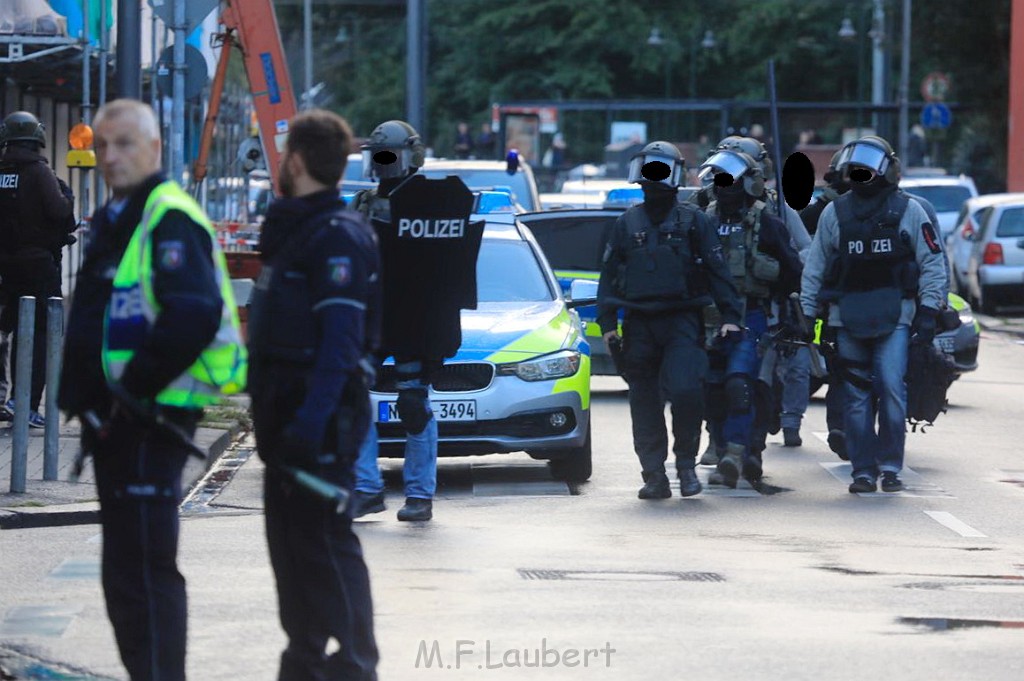 Einsatz BF Pol SEK Bedrohungslage Koeln Buchheim Herlerstr P23.jpg